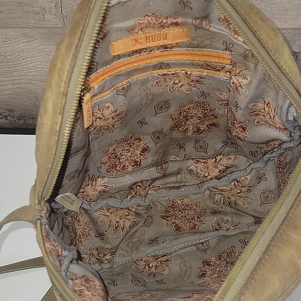 Hobo Round Olive Green Leather Crossbody Bag - Picture 12 of 13